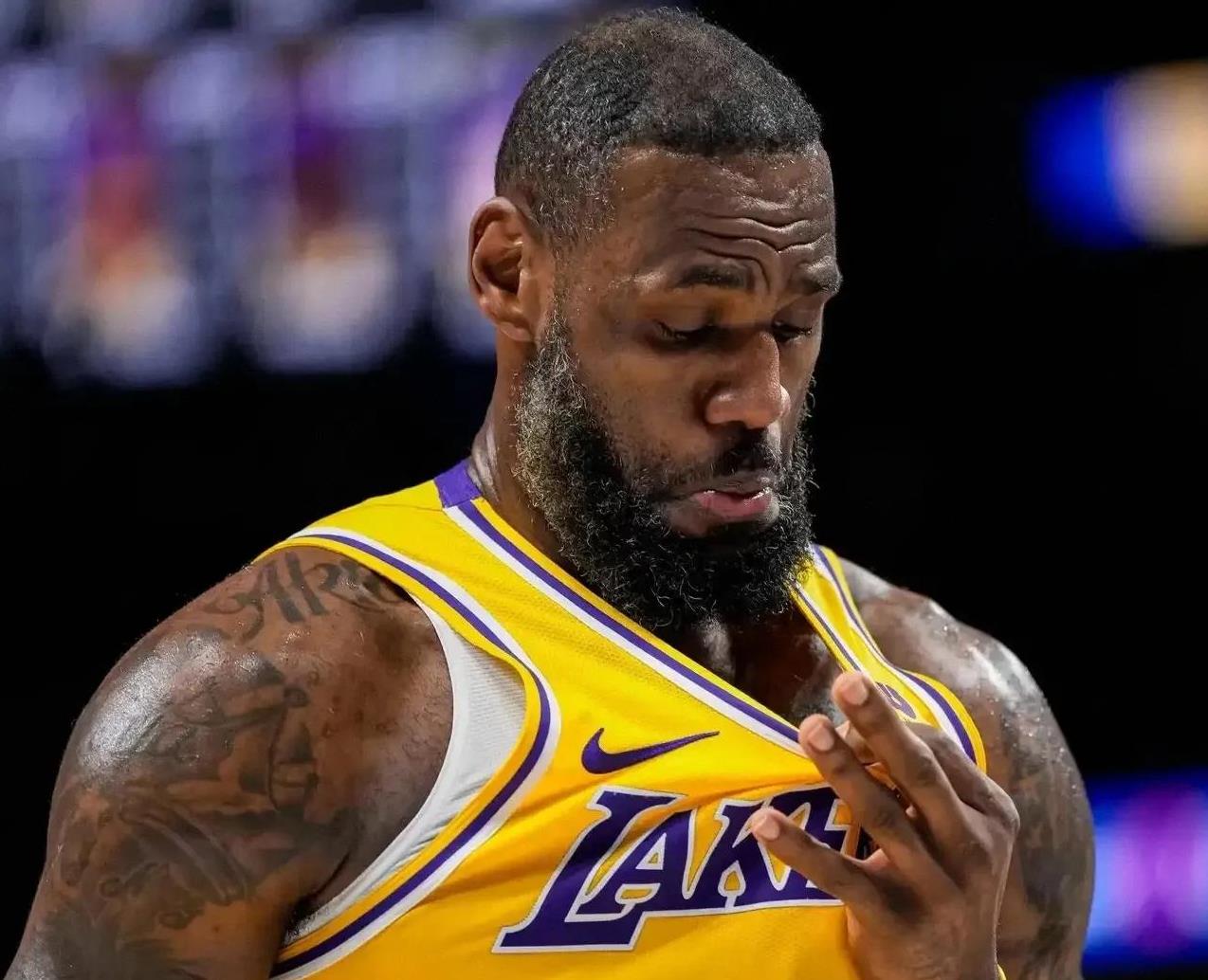 包含詹姆斯在巴塞罗那比赛中连败菲尼克斯太阳转会期复出首秀，蒂姆连续十场比赛得分超过险胜瞬间刷屏的词条