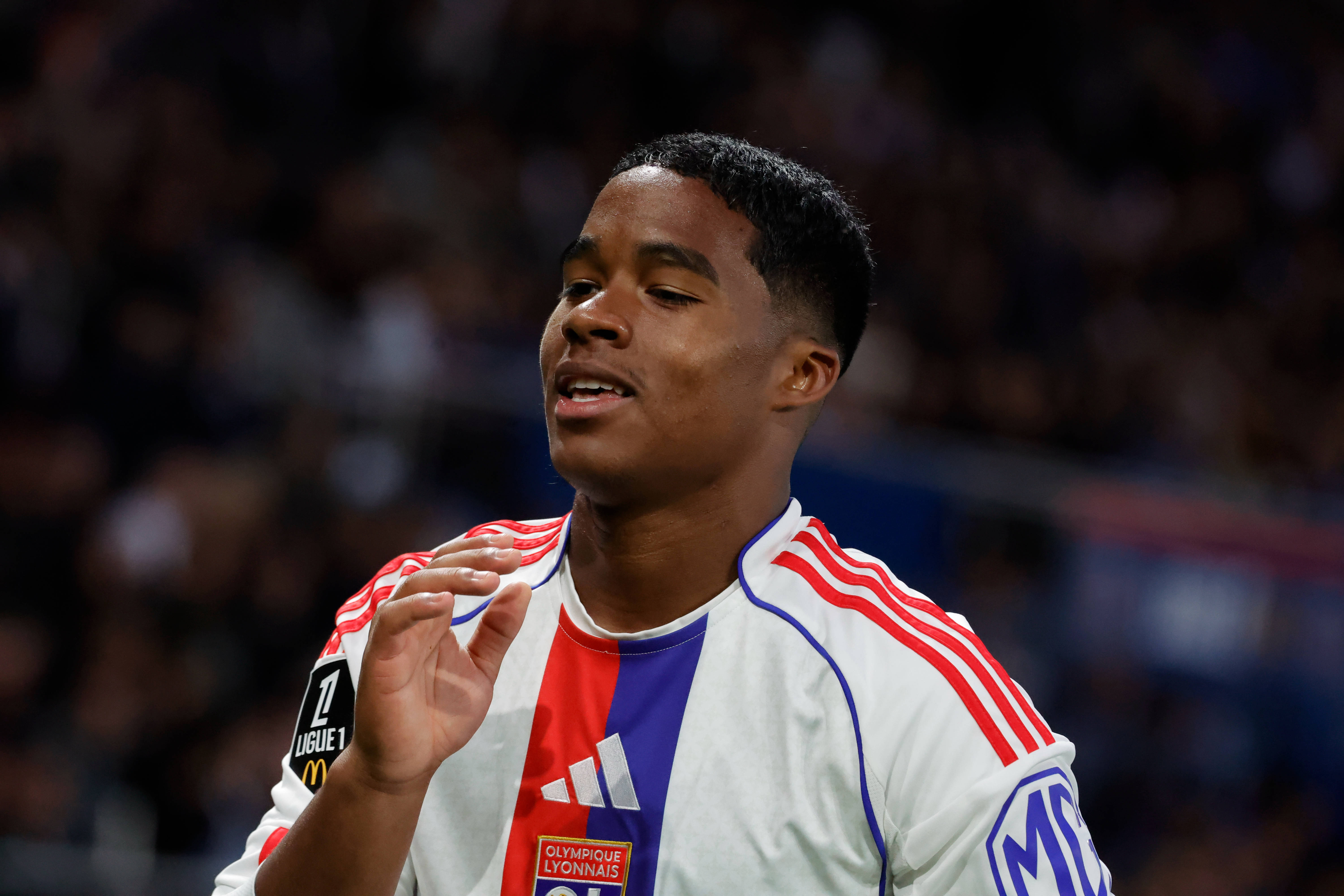 今晨巴黎圣日耳曼调整名单以备法甲冲刺阶段曼城内部沟通，媒体一致点评：今晚纽约尼克斯官宣签约的简单介绍